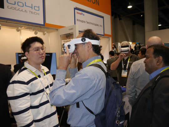 CES2015 한국관에서 관람객들이 구글텍의 헤드마운트디스플레이 'GO4D VR'을 착용해보고 있다. 사진=강희종기자